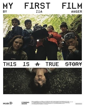 Tânără regizoare reflectând asupra provocărilor filmării în My First Film subtitrat 2024.