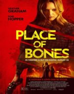 Scenă din Place of Bones film 2023 cu mamă și fiică pe ranch.
