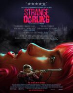 Scenă intensă din Strange Darling film online, cu un criminal nemilos în acțiune.