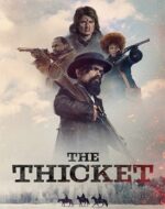 Scenă din The Thicket 2024 film online cu personajele principale într-o urmărire tensionată în Vestul Texasului.