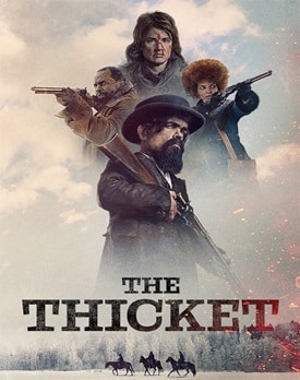 Scenă din The Thicket 2024 film online cu personajele principale într-o urmărire tensionată în Vestul Texasului.
