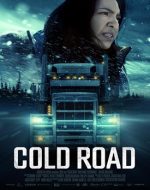 Cold Road 2023 – femeie indigenă și câine pe o autostradă înghețată din nordul Canadei.