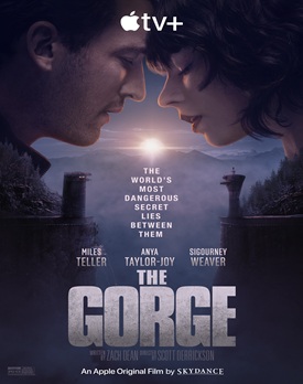 Scenă din The Gorge 2025 film online subtitrat hd cu doi agenți în mijlocul unei prăpăstii misterioase.