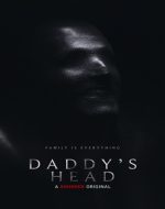 Scenă tensionată din Daddy's Head 2024, cu băiatul și mama sa vitregă confruntându-se cu o creatură misterioasă.