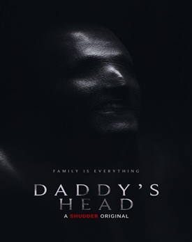 Scenă tensionată din Daddy's Head 2024, cu băiatul și mama sa vitregă confruntându-se cu o creatură misterioasă.