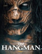 Scenă tensionată din The Hangman 2024 online subtitrat HD, cu Leon explorând pădurea întunecată.