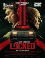 Scenă tensionată din Locked film online subtitrat 2024, cu hoțul captiv într-un SUV de lux