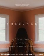 Scenă tensionată din Presence 2024 film online subtitrat, cu familia confruntându-se cu o prezență invizibilă.