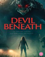 Scenă din Devil Beneath film online subtitrat – frații descoperă creatura în pădurea întunecată