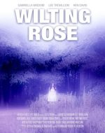 Scenă din Wilting Rose film online subtitrat hd 2025 – Rose în mijlocul unei furtuni, privind spre trecut.
