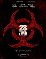 Scenă din filmul 28 Years Later 2025 cu un supraviețuitor rătăcind într-un peisaj post-apocaliptic