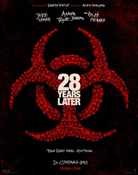 Scenă din filmul 28 Years Later 2025 cu un supraviețuitor rătăcind într-un peisaj post-apocaliptic