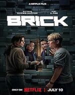 Scenă din Brick film online subtitrat 2025 cu personajele principale confruntându-se cu zidul de cărămidă.